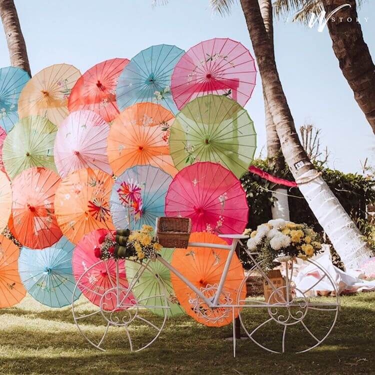 Wedding Photo Booth Ideas For Oh Not-So-Boring Couple Photographs #shaadiwish #decor #decorideas #decoration #decoratingideas #decortrends2019 Photo Booth Backdrop Wedding, Booth Backdrops, Wedding Props, Indian Wedding Theme, Desi Wedding Decor, Wedding Entrance Decor, Wedding Stage Decorations, Umbrella Decorations, Backdrop Decorations
