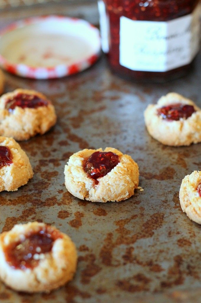 Jam Thumbprint Cookies that are gluten-free, vegan, refined sugar-free and can be made paleo. With only four ingredients, these are so easy and so delicious! From Bakerita.com Easy Delicious Cookies, Cookies Healthy, Vegan Cookies, Yummy Cookies, Gluten Free Sweets, Gluten Free Cookies, Vegan Sweets, Paleo Dessert, Vegan Desserts