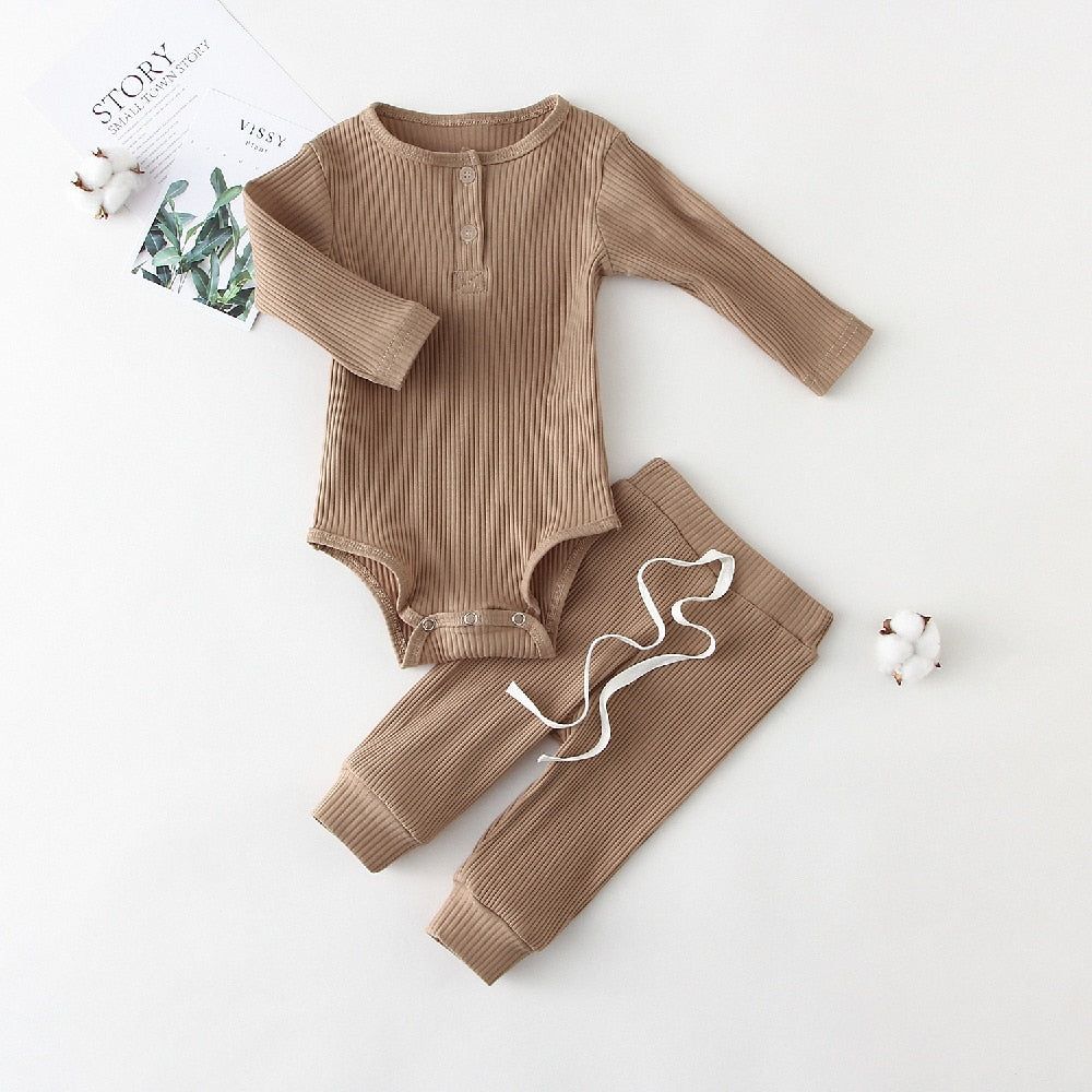 DETALHES DO PRODUTO Lindos e confortáveis conjuntos de Body para bebês com duas peças, podendo escolher entre calça e bermuda. Material delicado e feito de algodão que se adapta perfeitamente ao corpo do bebê. Toddler Boy Outfits Spring, Boys Summer Outfits, Newborn Boy Clothes, Baby Girl Outfits Newborn, Newborn Baby, Baby Set, Long Sleeve Bodysuit Baby, Baby Bodysuit, Long Sleeve Kids