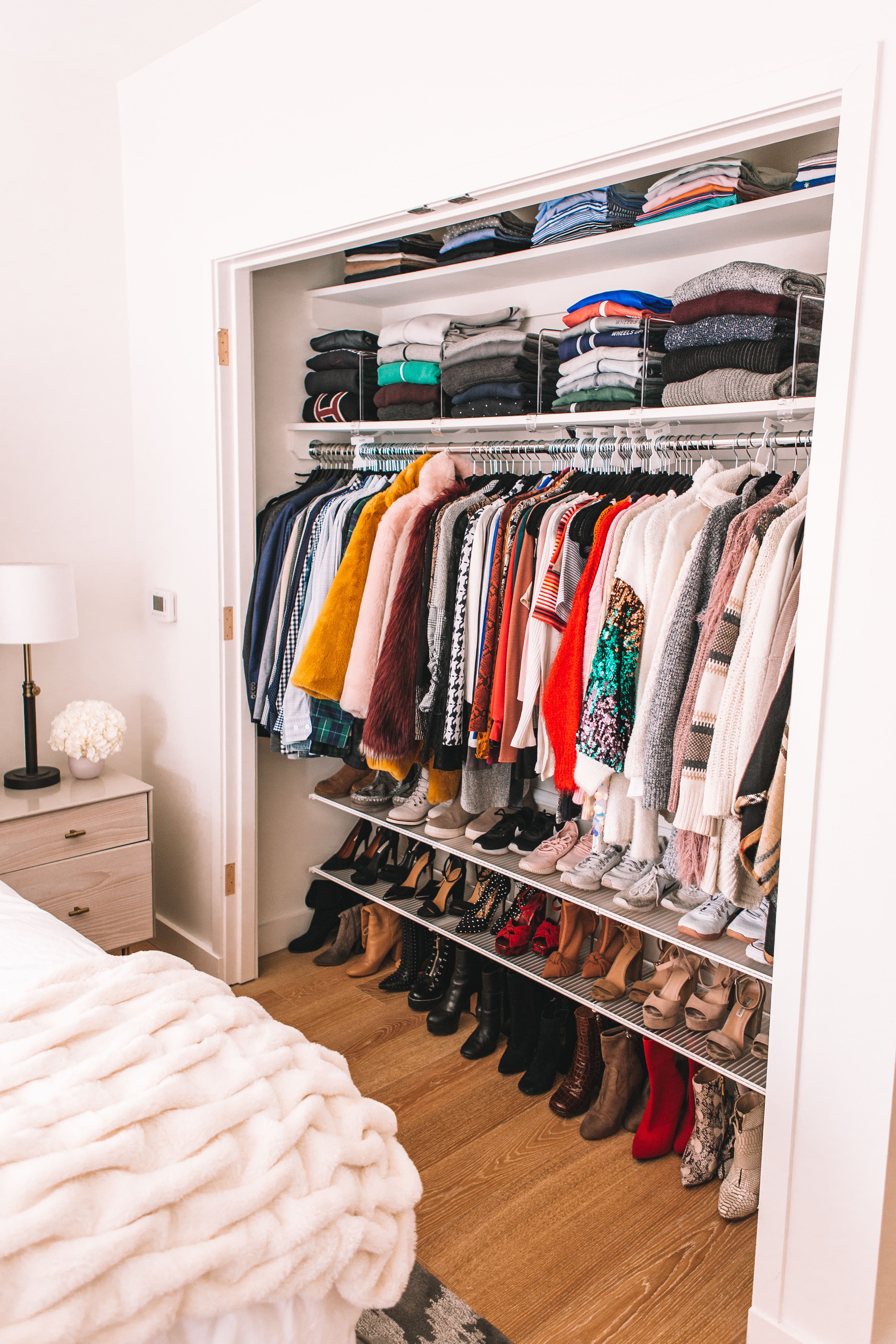 The perfect reach-in closet organization #smallclosetorganization Couple Bedroom, Small Room Bedroom, Closet Bedroom, Bedroom Decor, Tiny Bedrooms, Adult Bedroom, Modern Bedroom, Elegant Bedroom, Master Bedroom