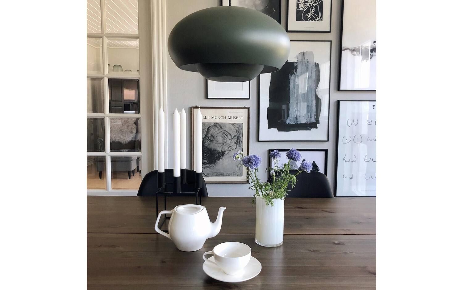 Hanglamp Champ geeft met z'n strakke uitstraling en dubbele lampenkap een unieke touch boven jouw eettafel. Deze lamp past perfect in een strak en modern of juist een industrieel interieur.
Strak en speels gaan bij deze lamp zéker samen. De metalen en dubbele lampenkamp zorgen dat deze twee verschillende werelden samenkomen. Een mooie toevoeging aan jouw interieur. Vase, Home Decor, Products, Decoration Home, Room Decor, Vases, Home Interior Design, Gadget, Home Decoration