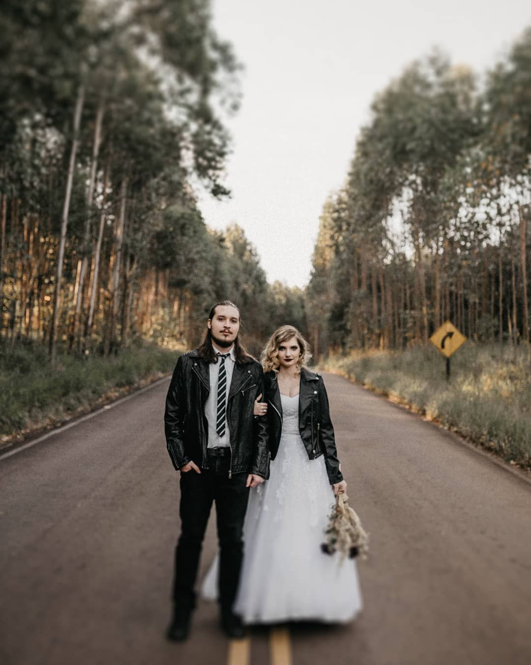 VICTOR SILVERIO e Di TARAMELLI on Instagram: “Esse dois ganharam nosso coração! ⚡ Que demais fotografar vocês, Bê e Alysson! ??? . . . . #weddingrock #weddingrockers #metalwedding…”