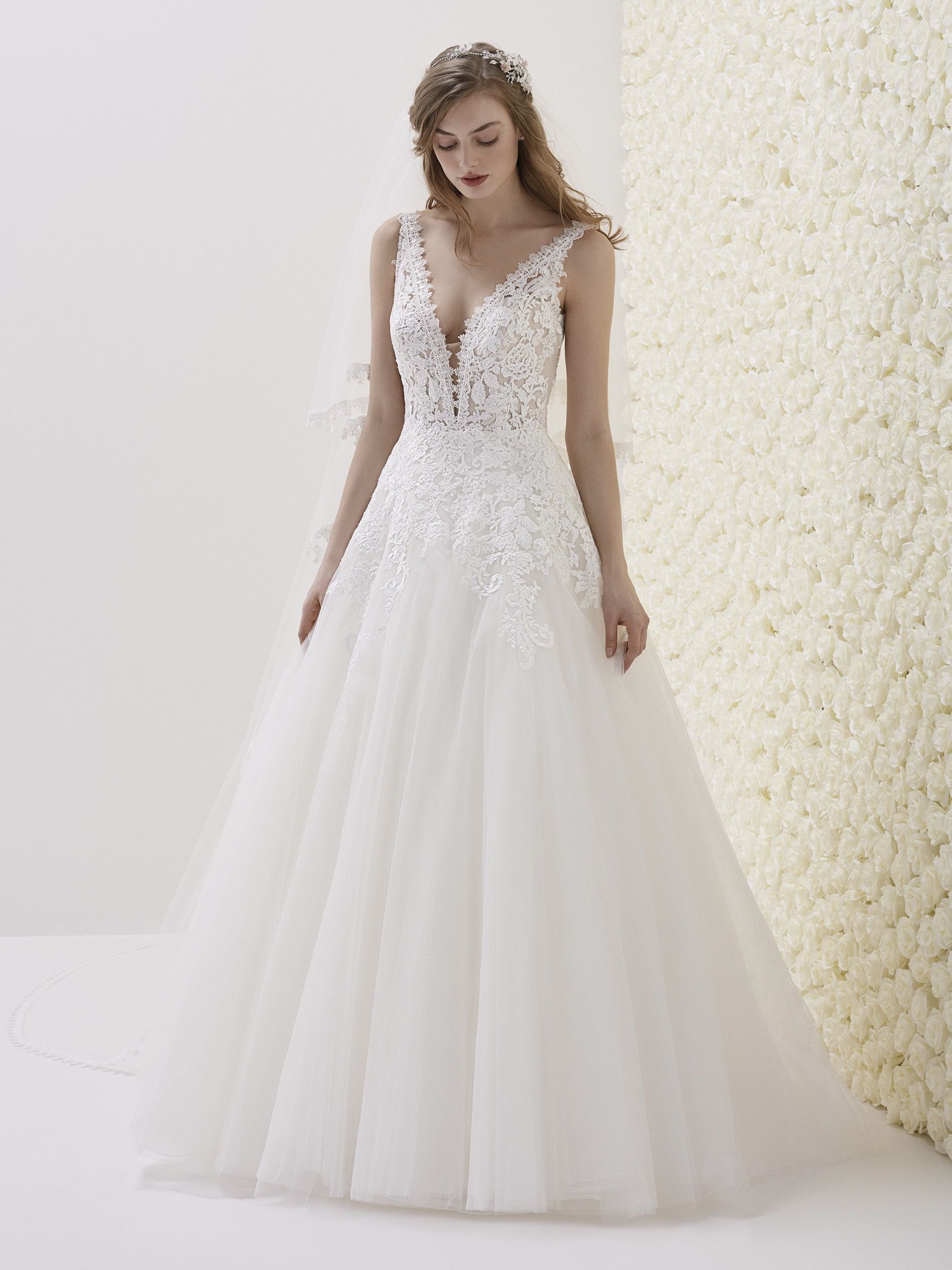 Princess wedding dress with lace bodice ESTIBALIZ Pronovias Princess wedding dress with lace bodice ESTIBALIZ Pronovias
