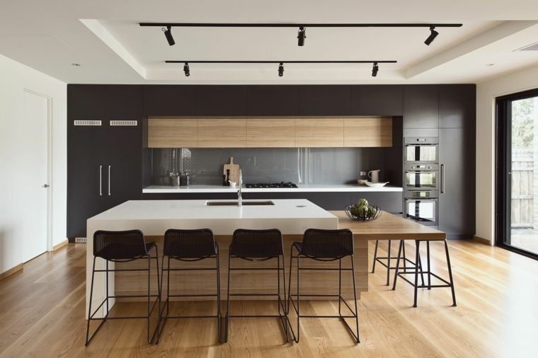 Pavimento In Parquet Per Cucine Classiche Moderne Con Isola Attrezzata Con Lavell Cucine In Legno Bianco Progetti Di Cucine Progettazione Di Una Cucina Moderna