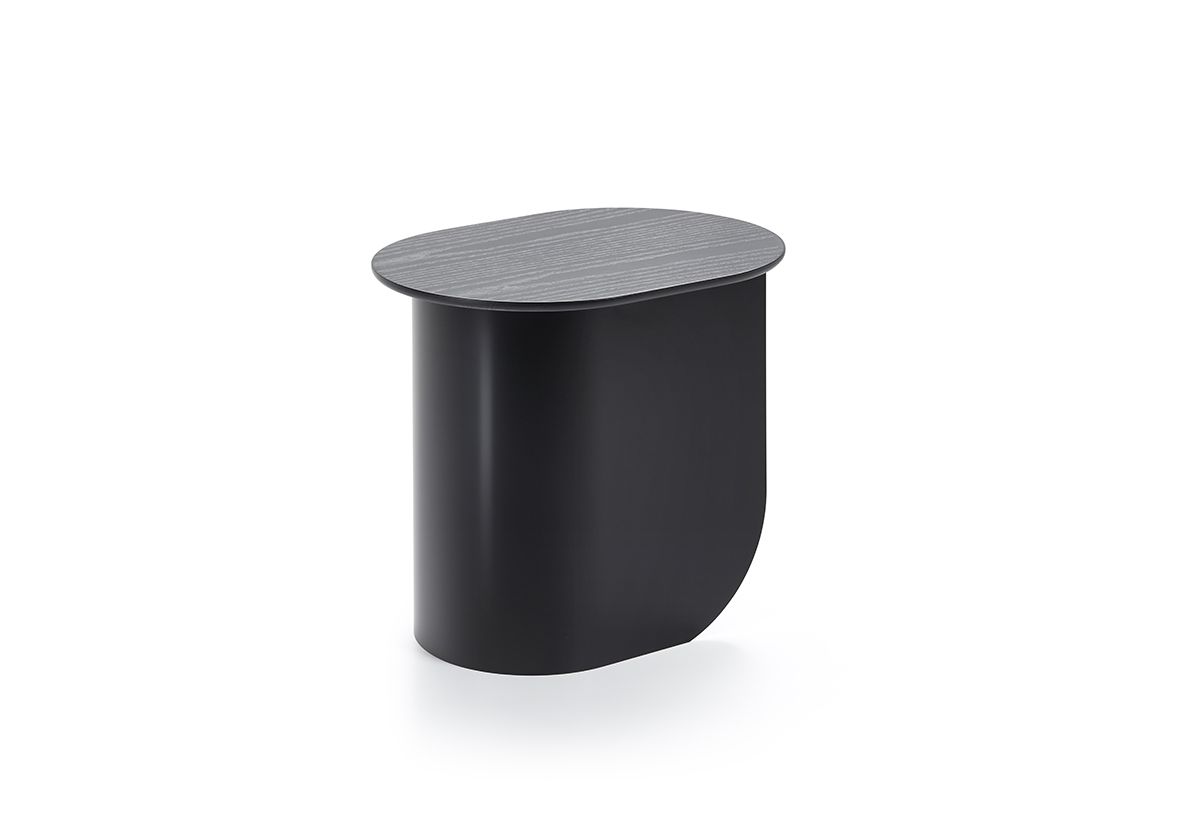 Deze zwarte design bijzettafel zorgt voor een speels detail in je interieur. Het onderstel van gebogen van metaal en het mooie houten blad zijn perfect in balans en zorgen voor een luchtige en elegante uitstraling. Black Furniture, Home Furniture, Black Side Table, Wooden Tops, Free Swatches, Instagram Icons, Interior Design Inspiration, Furniture Making, Siding