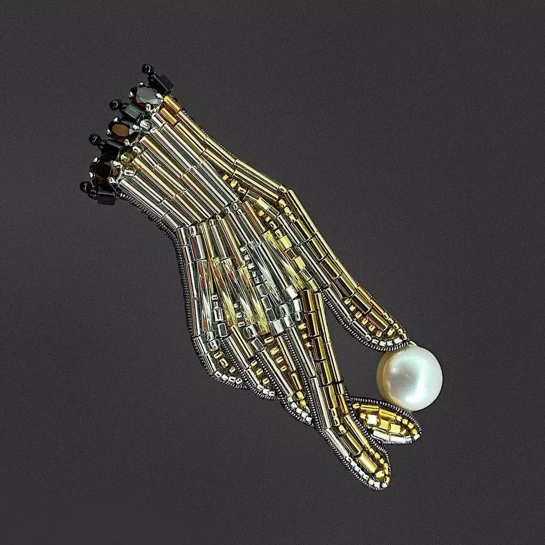 Beaded Hair Pins, Hair Beads, Beaded Jewelry, Embroidery Jewelry, Beaded Embroidery, Denim Diy, Embellished Jeans, Velvet Fashion, Gold Work