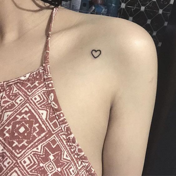 Pin De Sara Ferreira Em Tattoo Em 2020 Tatuagem De Coracao No Ombro Tatuagens Femininas Delicadas Tatuagem