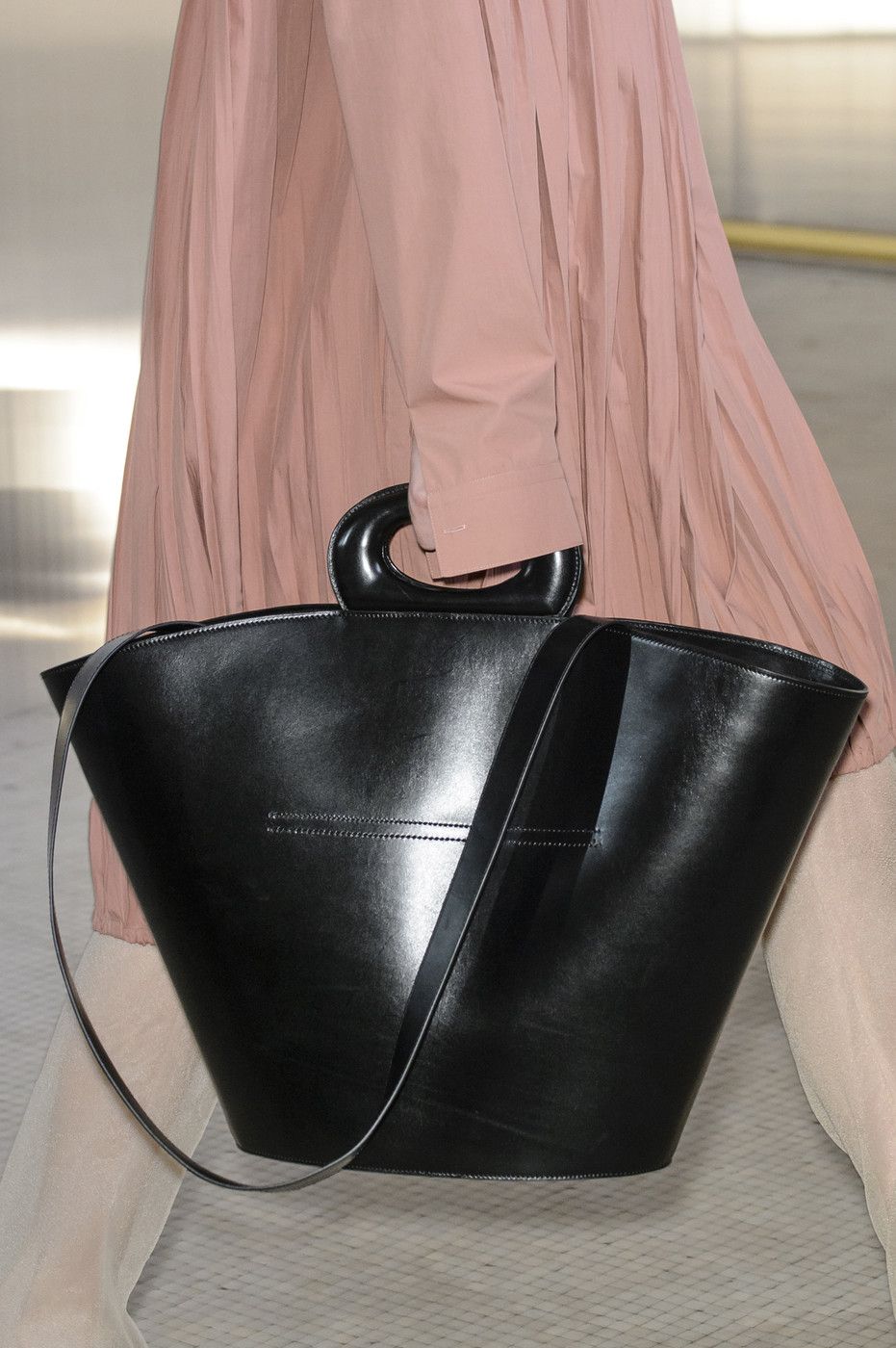 Lemaire At Paris Fashion Week Fall 2017 In 2018 Bags Pinterest Lemaire At Paris Fall 2017 Details