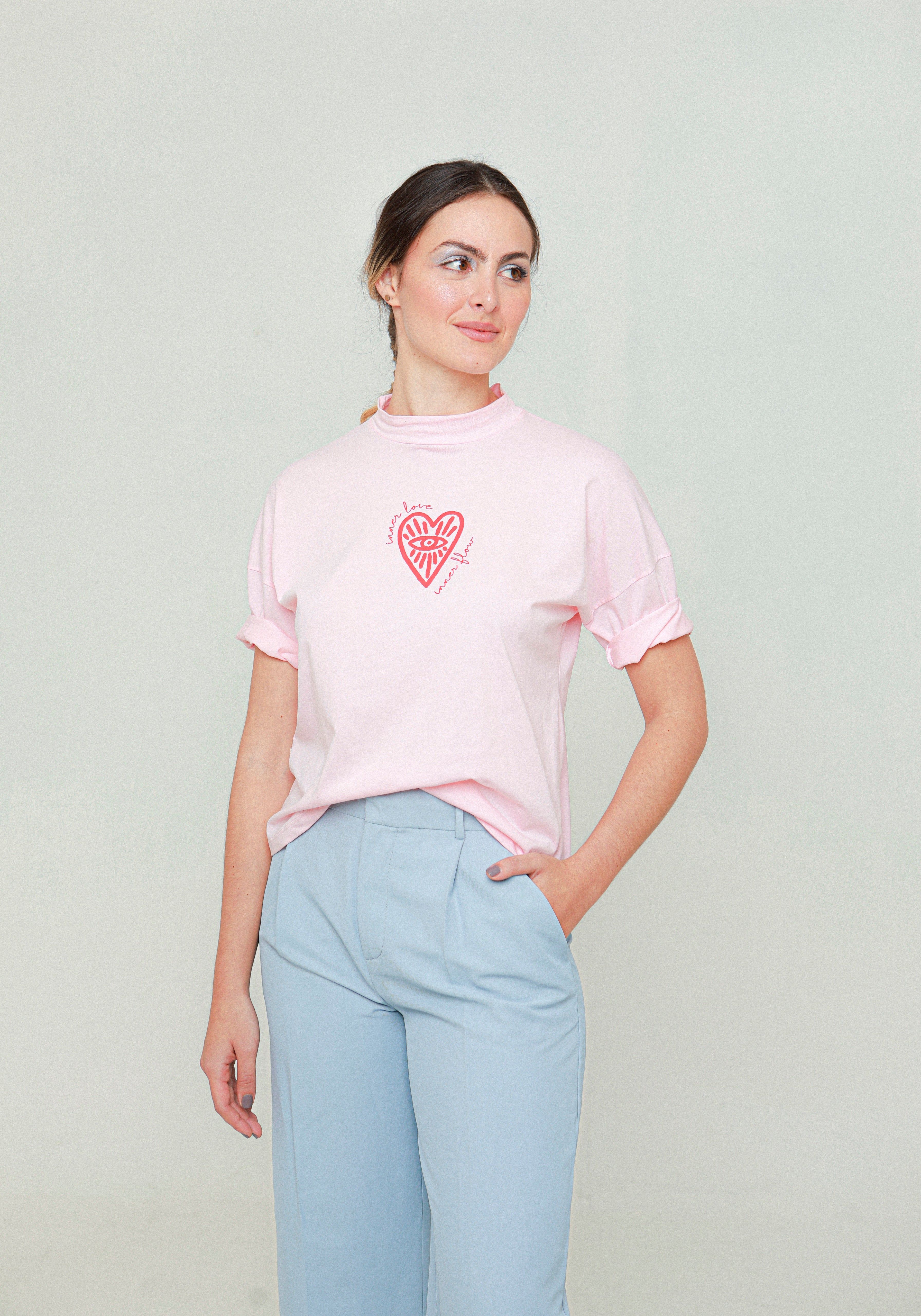 Esta camiseta es diferente a todas! Su cuello la hace más elegante y sofisticada. Ideal para usarla todos los días y con todo! Extra tip: Remanga un poco las mangas para un efecto más cool. Camiseta 100% algodón. Cami la modelo usa talla L. Cuidado de la prenda: NO utilizar blanqueador ni secadora. Planchar al revés. Esta camiseta es 100% hecha en Colombia. Always wear with a smile :) ¡Producto hecho por Fashionlessons con mucho Amor! Love T Shirt, Cool, Pink, Shirts, Shopping, Fashion, Templates, Button Shirts, Clothes Dryer
