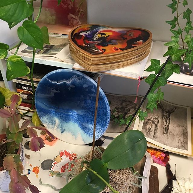 A view in my studio #art #kunst #atelier #epoxie #resin #artresin #heart #love #hart #liefde #circle #blue #organic #structure #pattern #book #artbook #jesus #michelangelo #plants #green #contemporaryart #artist #artlover #instaartist #interior #dutch #dennswerk Organic Structure, Studio Art, Michelangelo, Dennis, Hart, Lovers Art, Book Art, Dutch, Contemporary Art