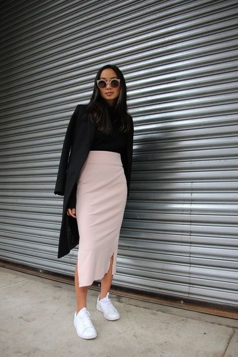 Tous les conseils pour bien choisir tes sneakers et comment les porter avec style ! Tous les conseils & idées de tenues sont dans cet article ! #tenuefemme40ans #blogmodefemme40ans #tenuestylée #élégante #sneakersblanche #tenuechic #tshirtloosenoir #Manteaunoir #juperose Skirt Outfit Casual, Long Skirt Outfits, Cute Casual Outfits, Stylish Outfits, Winter Long Skirt Outfit, Long Skirts, Tight Midi Skirt Outfit, Pink Pencil Skirt Outfit, Long Tight Skirt