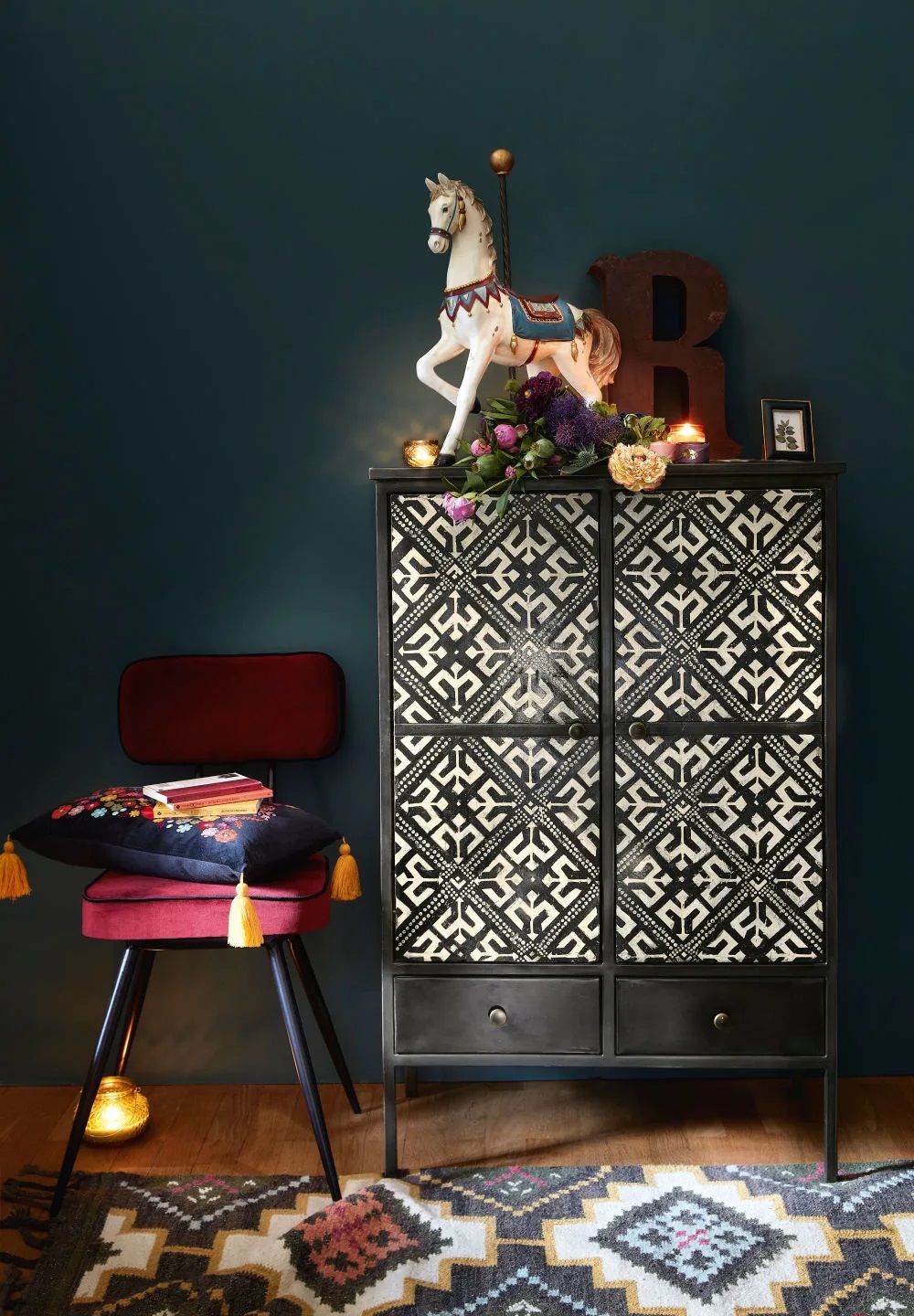 Cabinet De Rangement Manolo 2 Portes 2 Tiroirs Noir Motifs Ivoire Cabinet Maisons Du Monde Ventes Pas Cher Com Cabinet De Rangement Mobilier De Salon Decoration Maison