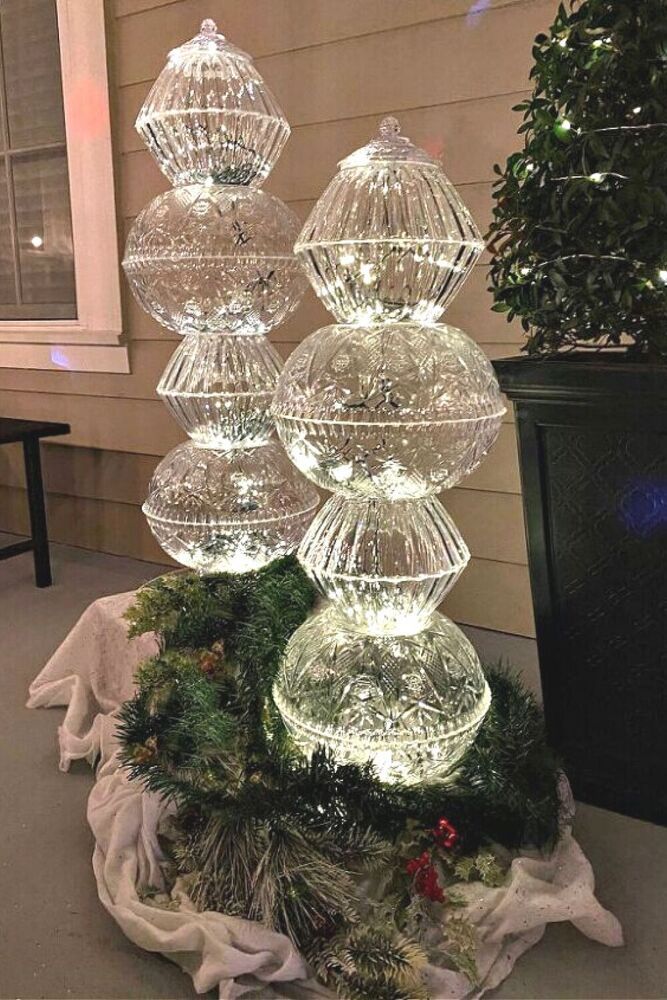 We can't get over this stunning Christmas topiary you can make with dollar tree items. Check out this easy and quick outdoor Christmas decoration you can make for cheap. Dollar Tree Christmas Decor, Diy Dollar Tree Decor, Dollar Store Christmas, Decoration Christmas, Christmas Crafts Diy, Outdoor Xmas Decorations, Diy Outdoor Christmas Decorations, Outdoor Christmas Light Displays, Diy Christmas Topiary Front Doors