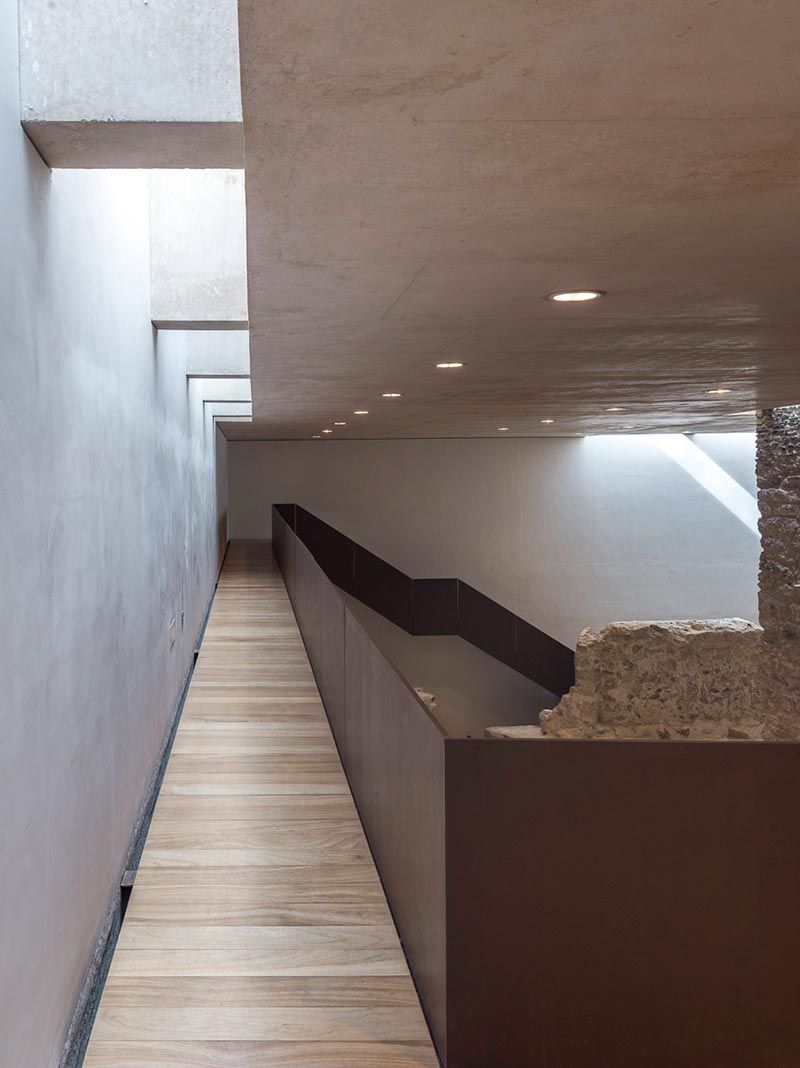 Reform and refurbishment of Castillo de la Luz BY Nieto Sobejano. Photography © Simón García. Ramps Architecture, Architecture Drawings, School Architecture, Interior Architecture, Interior Spaces, Interior Details, Interior And Exterior, Interior Inspiration, Jüdisches Museum