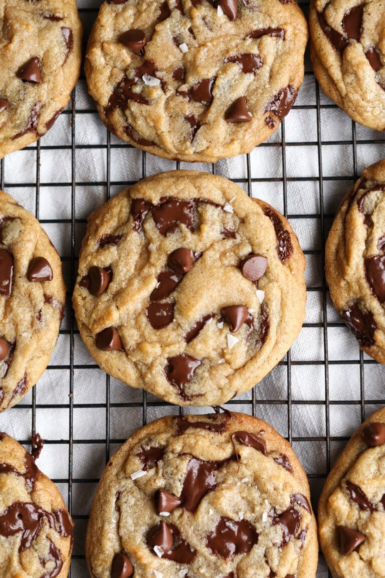Salty Brown Butter Chocolate Chip Cookies are THE BEST chocolate chip cookies ever! I'm sharing all my tips on how to make the prettiest bakery-style cookies that require NO MIXER and NO CHILL TIME. This is my go-to chocolate chip cookie recipe...it's absolutely the best. #cookiesandcups #chocolatechipcookies #brownbutter #seasalt #cookierecipe #BestHealthyFood Salty Chocolate Chip Cookies, Brown Butter Cookies, Chocolate Chip Cookies Ingredients, Butter Cookies Recipe, Chocolate Chip Recipes, Chocolate Chip Cookie Recipe With Cream Of Tartar, American Chocolate Chip Cookies, Salty Cookies, Cookies Receta