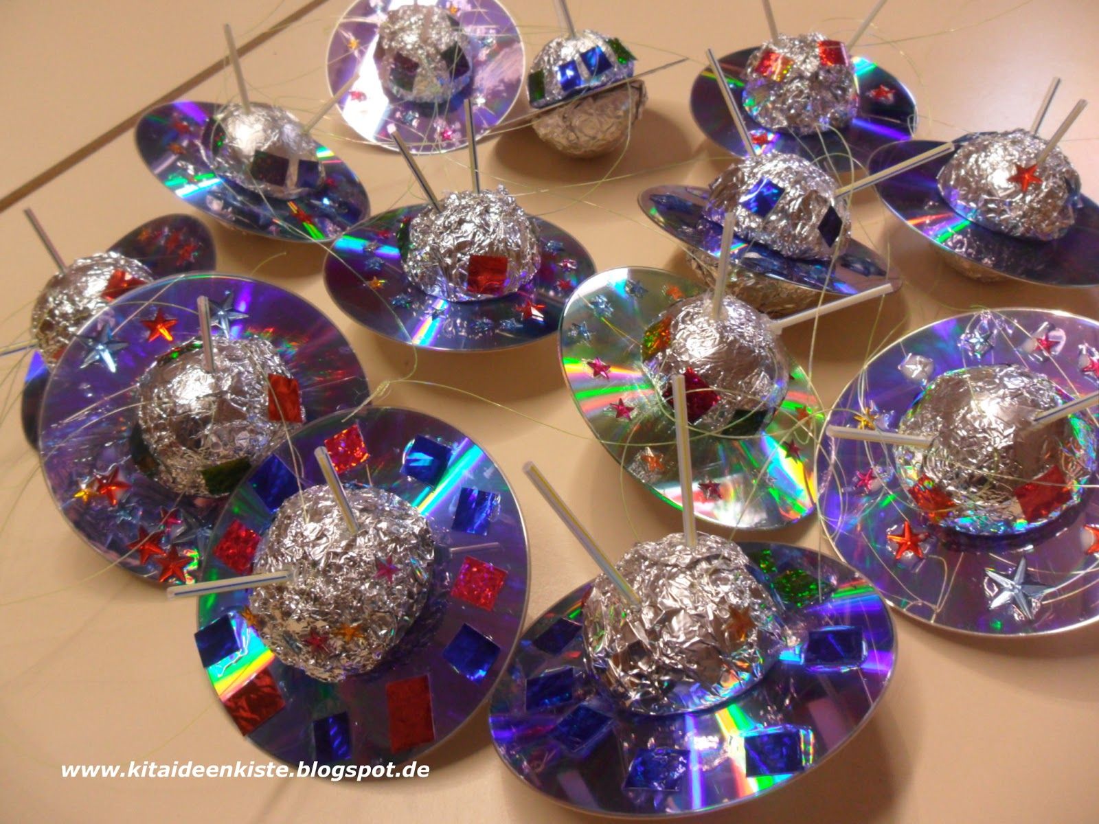 KITA - IDEENKISTE! Nicht nur für ErzieherInnen!: Ufos aus CDs basteln