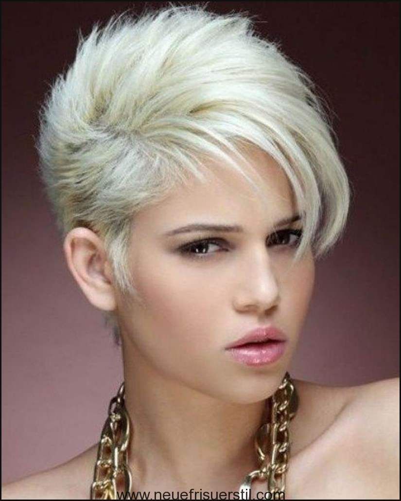 Frau flirt haare
