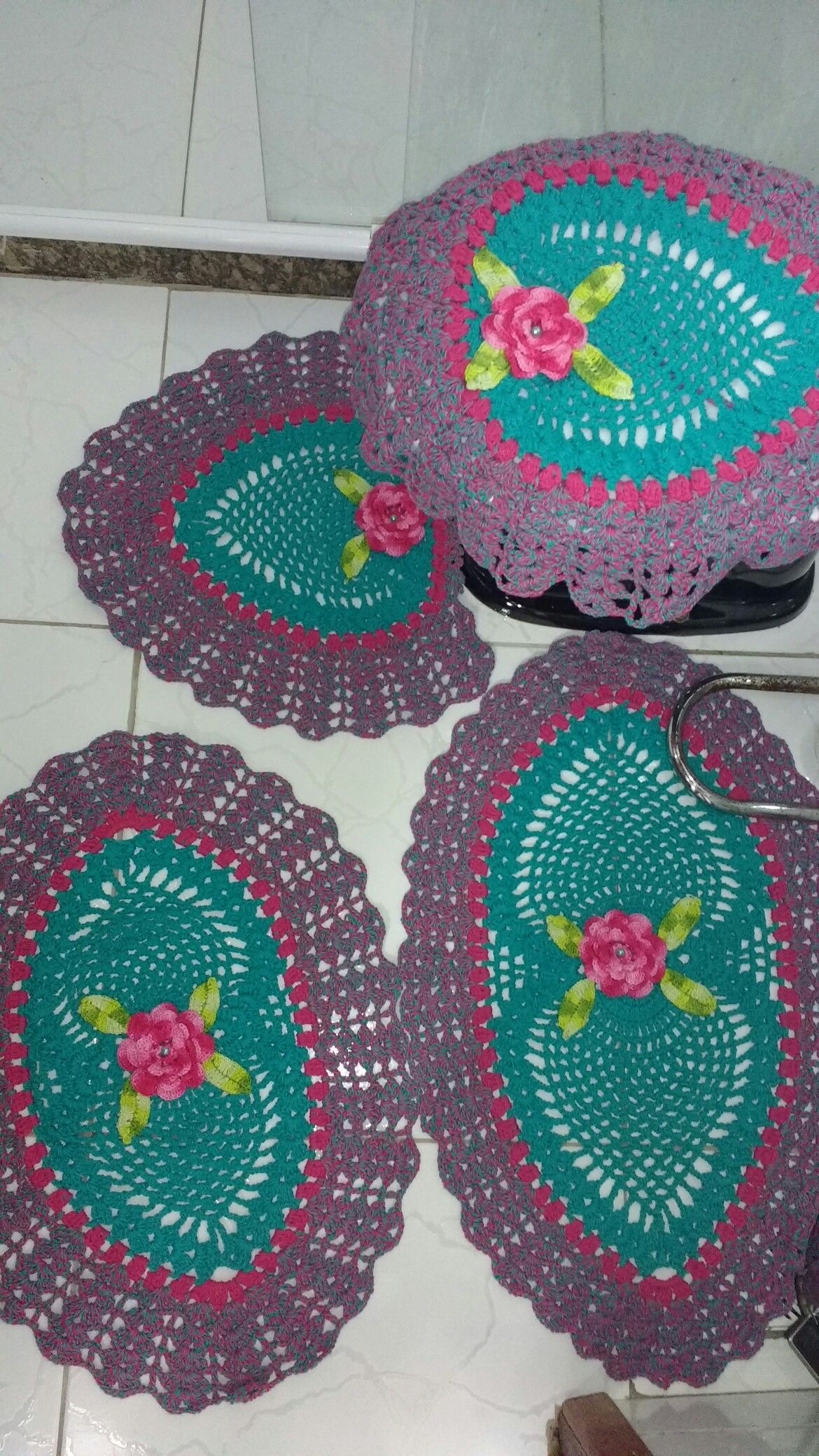 Cria O Lili Croch Lindo Jogo De Banheiro Banyo Banyo Dolaplar -> Tapete Coracao Em Croche Mercado Livre Cria O Lili Croch Lindo Jogo De Banheiro Banyo Banyo Dolaplar -> Tapete Coracao Em Croche Mercado Livre