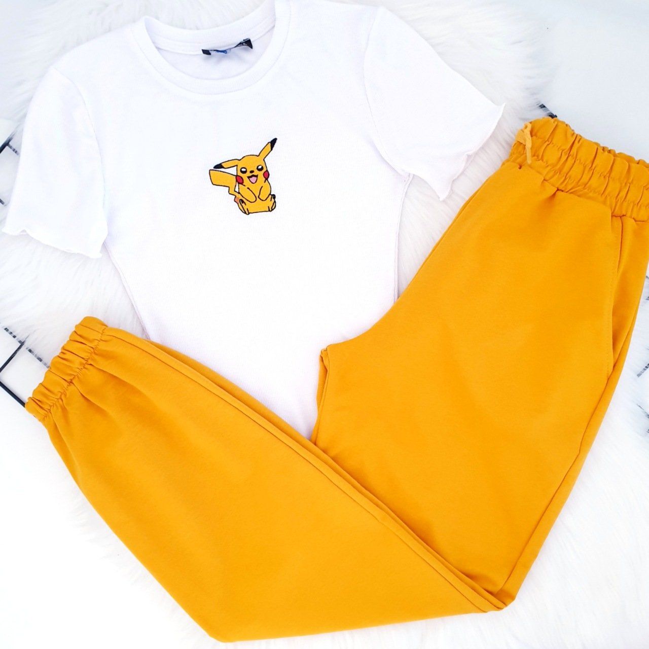 Pikachu Sari Esofman Kombini Stil Kiyafetler Sevimli Kiyafetler Moda