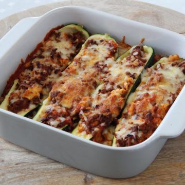 Een heerlijk Mexicaans gevulde courgette recept! Deze koolhydraatarme Mexicaanse gevulde courgettes zijn super lekker om te eten op een warme zomerdag. De vulling bestaat uit rundergehakt, ui, tomatensaus en Mexicaanse kruiden. Het resultaat is een heerlijk en fris koolhydraatarm gerecht I Want Food, Love Food, Healty Food, Yummy Food, Healthy Diners, Low Carb Recipes, Healthy Recipes, Zucchini, Paleo Lunch