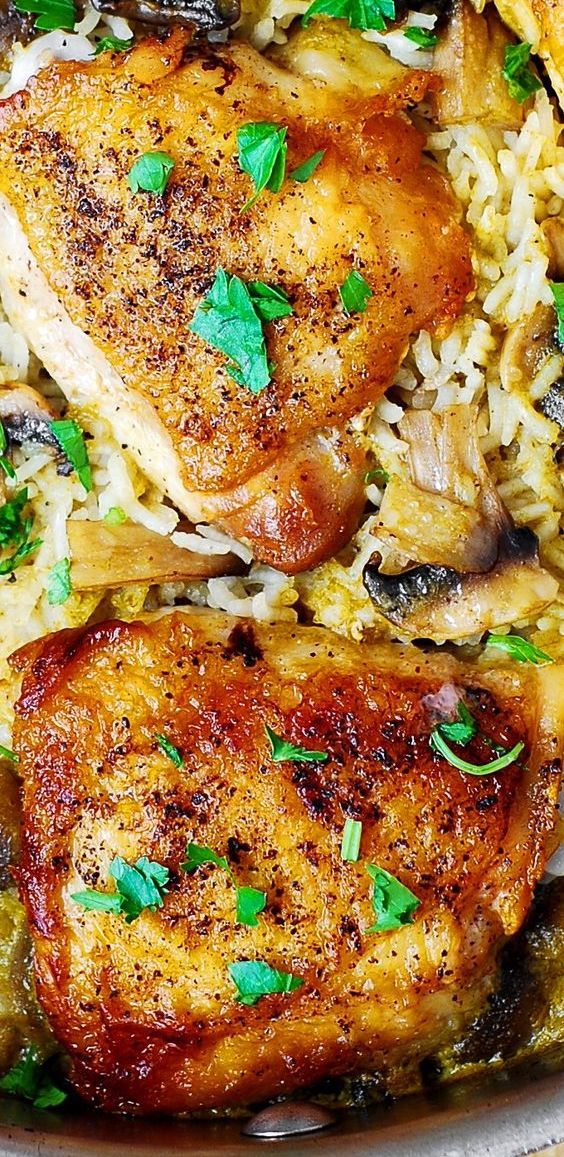 One-pan-Hähnchenschenkel mit Champignon-Reis