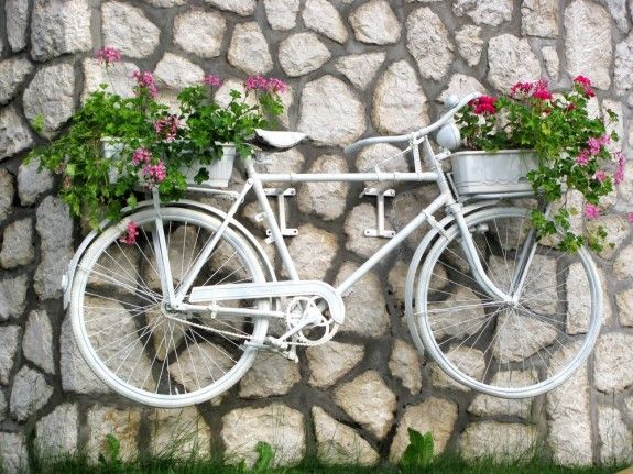 Eine Langweilige Wand Kann Das Fahrrad Bereichern Neben Körben Eine Langweilige Wand Kann Das Fahrrad Bereichern Neben Körben Weinkisten Oder Alten Plastikkisten Können Auch Kleine Balkonkästen Am Drahtesel Befestigt