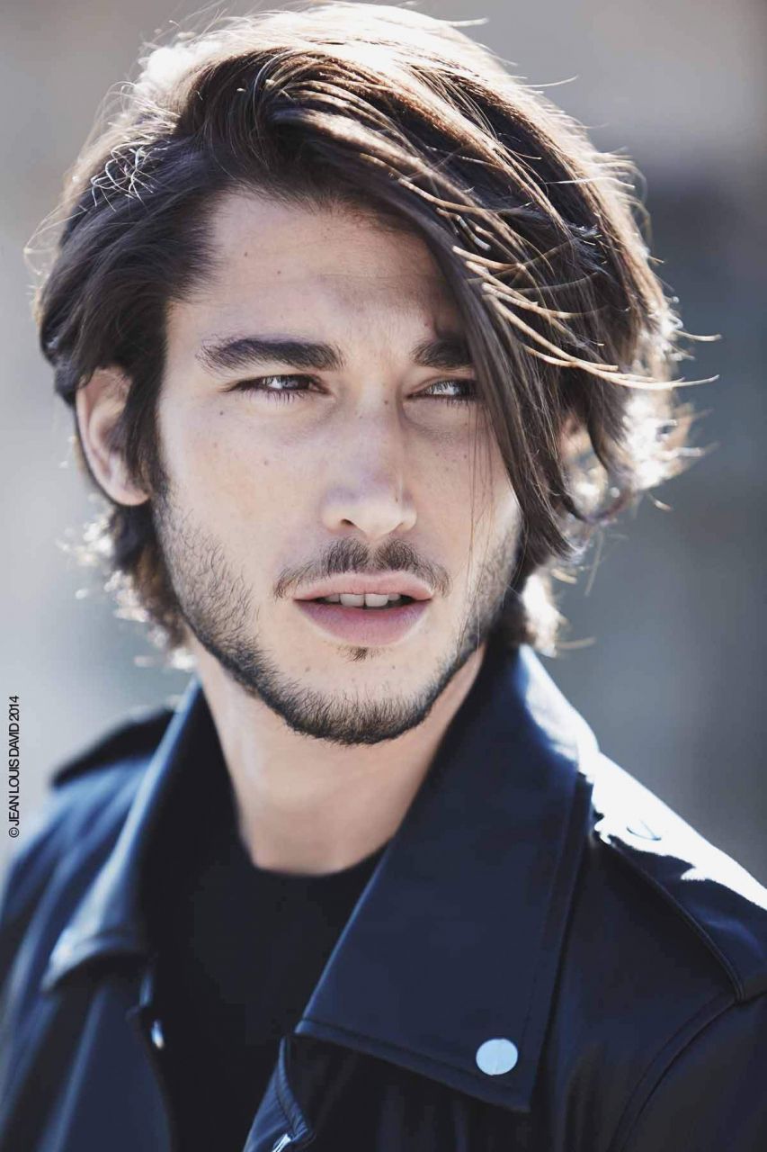 20 Coiffures Courtes Frisees Noires Check More At Https Usavisaenvoy Info Coiffures Cou Coiffure Homme Cheveux Mi Longs Coiffure Homme Cheveux Mi Long Homme