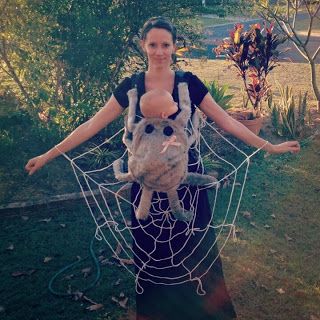 Tall Mom tiny baby: Halloween Costumes For Families With A Baby Halloween Kostüm Baby, Newborn Halloween Costumes, Fete Halloween, Family Halloween Costumes, Holidays Halloween, Diy Costumes, Costume Ideas, Halloween Ideas, Best Baby Costumes