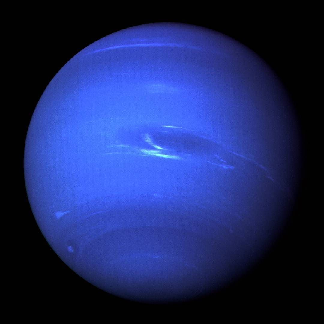 provocative-planet-pics-please.tumblr.com Neptun Neptun ist etwas kleiner als Uranus aber gegenüber der Erde immer noch ein Riese. Er umkreist die Sonne mit einem Abstand von viereinhalb Milliarden Kilometern. Für eine Umrundung also ein Neptunjahr benötigt er unglaubliche 165 Erdenjahre. Das ist viel länger als ein Menschenleben. Er bewegt sich also nur ganz langsam über unseren Himmel und bleibt oft jahrelang im gleichen Sternbild. Erst im Jahr 2011 wird er wieder an der Stelle des Himmels... Cosmos, Solar System Planets, Our Solar System, Neptune Retrograde, Theme Galaxy, Ice Giant, Planets And Moons, Nasa Planets, Space And Astronomy