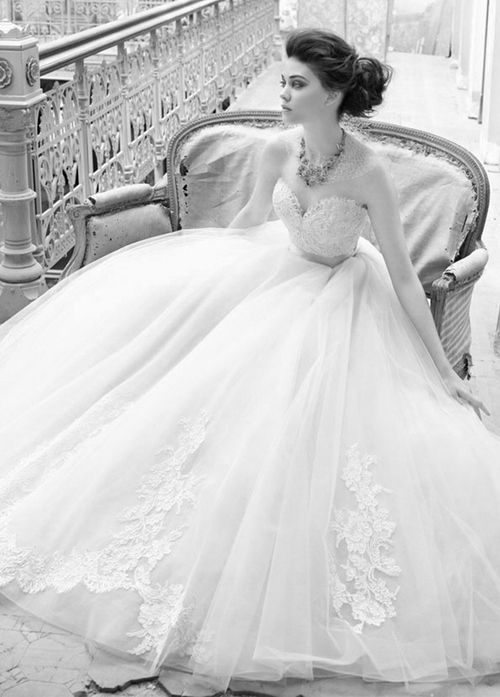 hermoso vestido de boda del diseñador lazaro | wedding bells