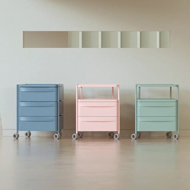 Deze design ladeblok is ontworpen door Claudio Dondoli & Marco Pocci. Hij is gemaakt van gepoedercoat staal in combinatie met polypropyleen. Het ladeblok staat op wielen waardoor hij gemakkelijk te verplaatsen is naar elke wenselijk plek in het kantoor of thuiswerkplek. #designlinq #designladeblok #thuiswerkplek Toy Chest, Storage Chest, Dresser, Home And Garden, Doors, Furniture, Design, Home Decor, Medium