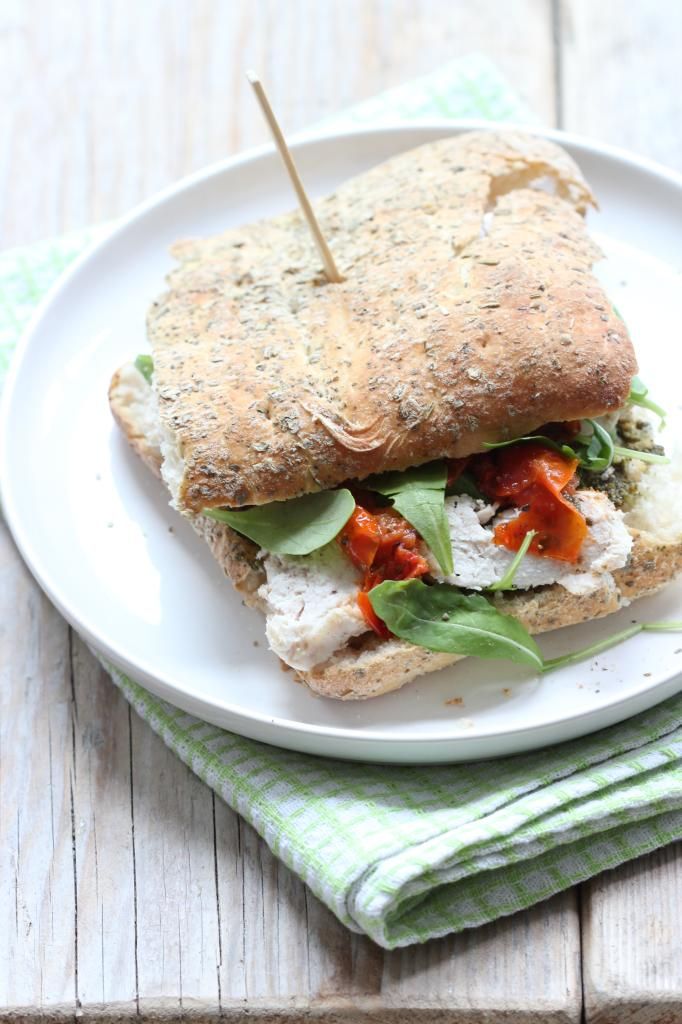 Kipsandwich met pesto, rucola en zongedroogde tomaatjes - Lekker en Simpel Quick Healthy Meals, Healthy Lunch, Healthy Eating, Healthy Recipes, Delicious Salads, Yummy Food, Brunch Sides, Sandwiches For Lunch, Delicious Sandwiches