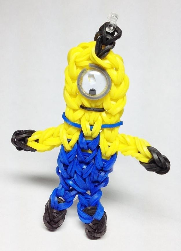 Minions. | The 30 Most Important Rainbow Loom Accomplishments Of 2013 Loom Bands Designs, Loom Band Patterns, Rainbow Loom Patterns, Rainbow Loom Creations, Rainbow Loom Designs, Fun Loom, Loom Love, Rainbow Loom Rubber Bands, Rainbow Band