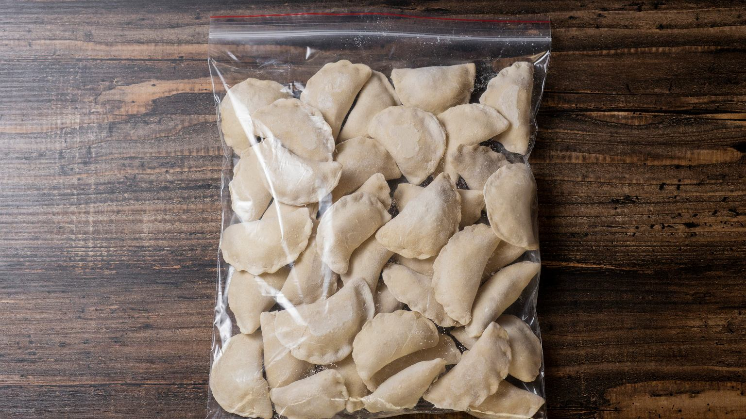 Pierogi to jedno ze sztandarowych dań kuchni polskiej, jednak ich przygotowanie wymaga sporo czasu. Można jednak zrobić więcej za jednym zamachem i przechowywać je w zamrażarce przez kilka miesięcy. Tutaj pojawia się jednak pytanie: jak mrozić pierogi - na surowo, czy ugotowane? Ania Starmach ma na nie odpowiedź. Pierogies, Tofu, Stuffed Mushrooms, Vegetables, Stuff Mushrooms, Vegetable Recipes, Veggies
