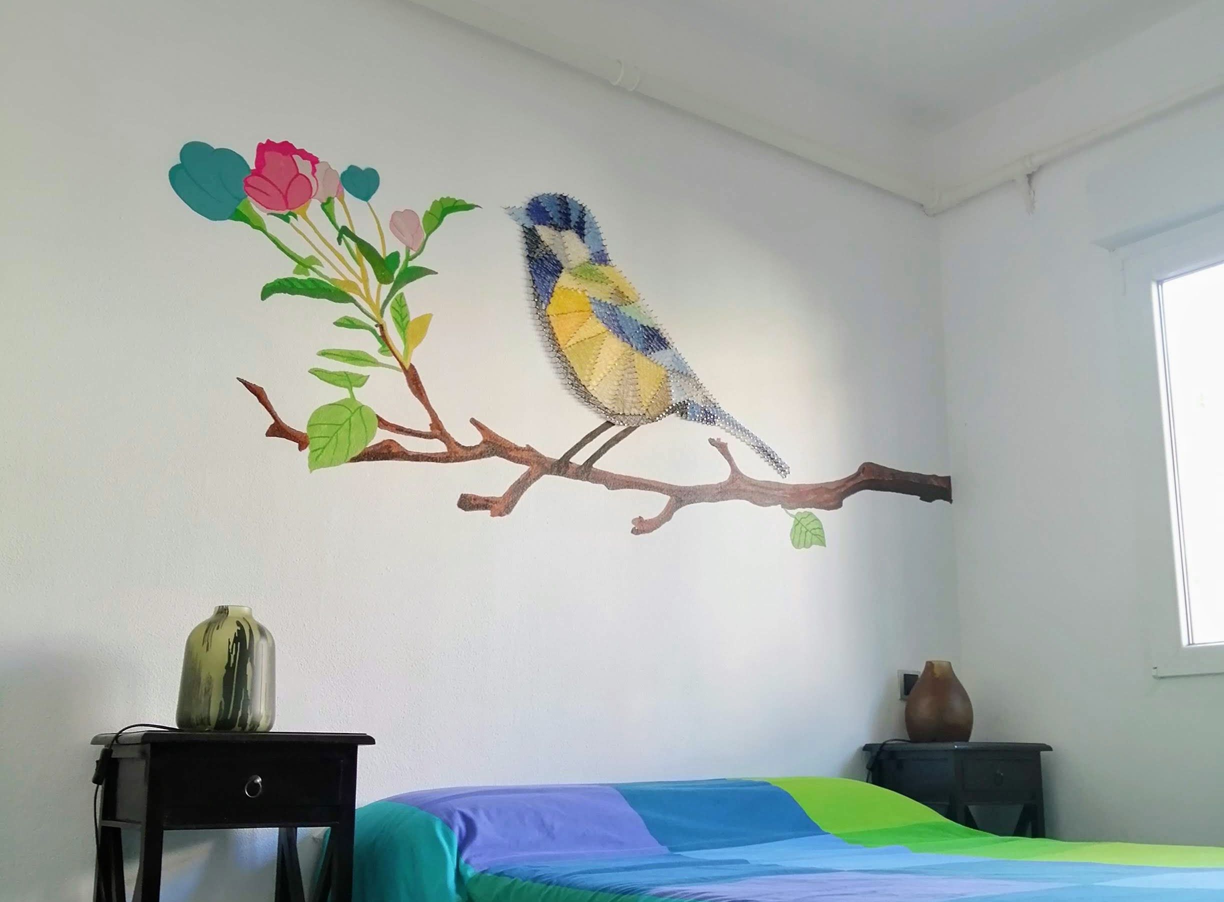 La técnica mixta nos pareció la mejor opción para decorar una de las habitaciones de la Casa Rural Piedra Libre. Los propietarios de este alojamiento de Manzanares El Real (Madrid) nos dieron total libertad a la hora de crear un mural en una de las estancias, así que unir el hilorama y la pintura fue nuestra elección para representar uno de los pájaros de la zona. String Art, Real Madrid, Rural House, Political Freedom, Create, Pintura