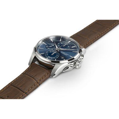 Dit Hamilton horloge heeft een roestvrijstalen kast met een diameter van 42mm en is voorzien van een leren band. In de kast bevindt zich een kwaliteitsuurwerk en is afgewerkt met saffierglas. Het horloge is 10ATM. Dit betekent dat het horloge geschikt is voor zwemmen. Verder wordt het horloge geleverd met 2 jaar wereldwijde garantie. Wij leveren wereldwijd. Kijk voor de leveringsvoorwaarden en verzendkosten op de pagina Verzending en voor de voorwaarden van (gratis) terugsturen op de pagi Hamilton Jazzmaster, Swiss Made, Jaeger Watch, Omega Watch, Leather Watch, Watches, Accessories, Products, Clock
