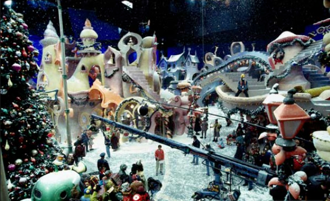 On The Set Of Dr Seuss How The Grinch Stole Christmas 2000 Grinch Stole Christmas Grinch Christmas Movies