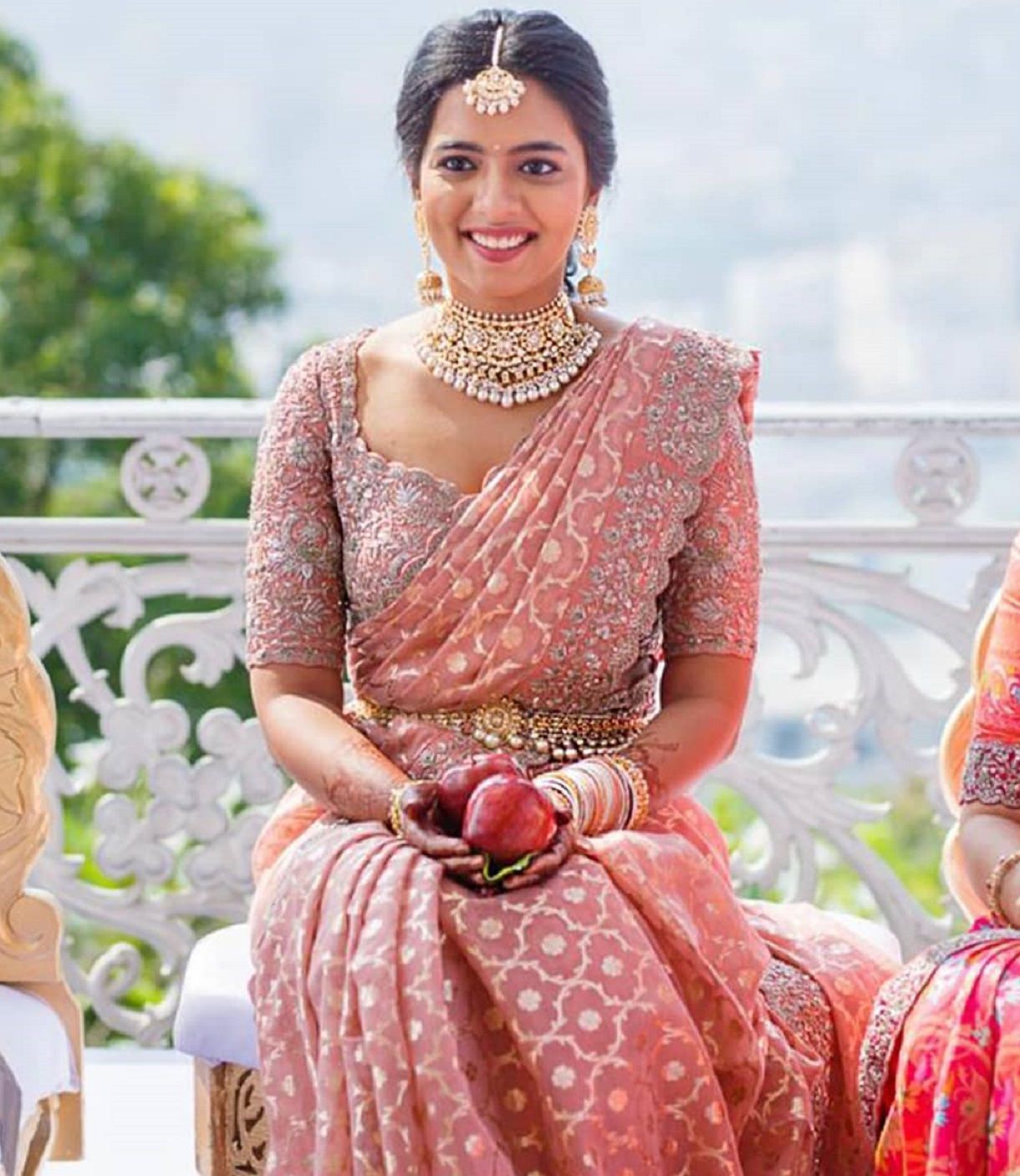 Scalloped Sarees We Are Loving! Fancy Sarees Party Wear, Saree Designs Party Wear, Party Wear Indian Dresses, Party Wear Sarees Receptions, Bridal Dresses, Reception Sarees, Reception Outfit, Party Sarees, Bridal Outfits