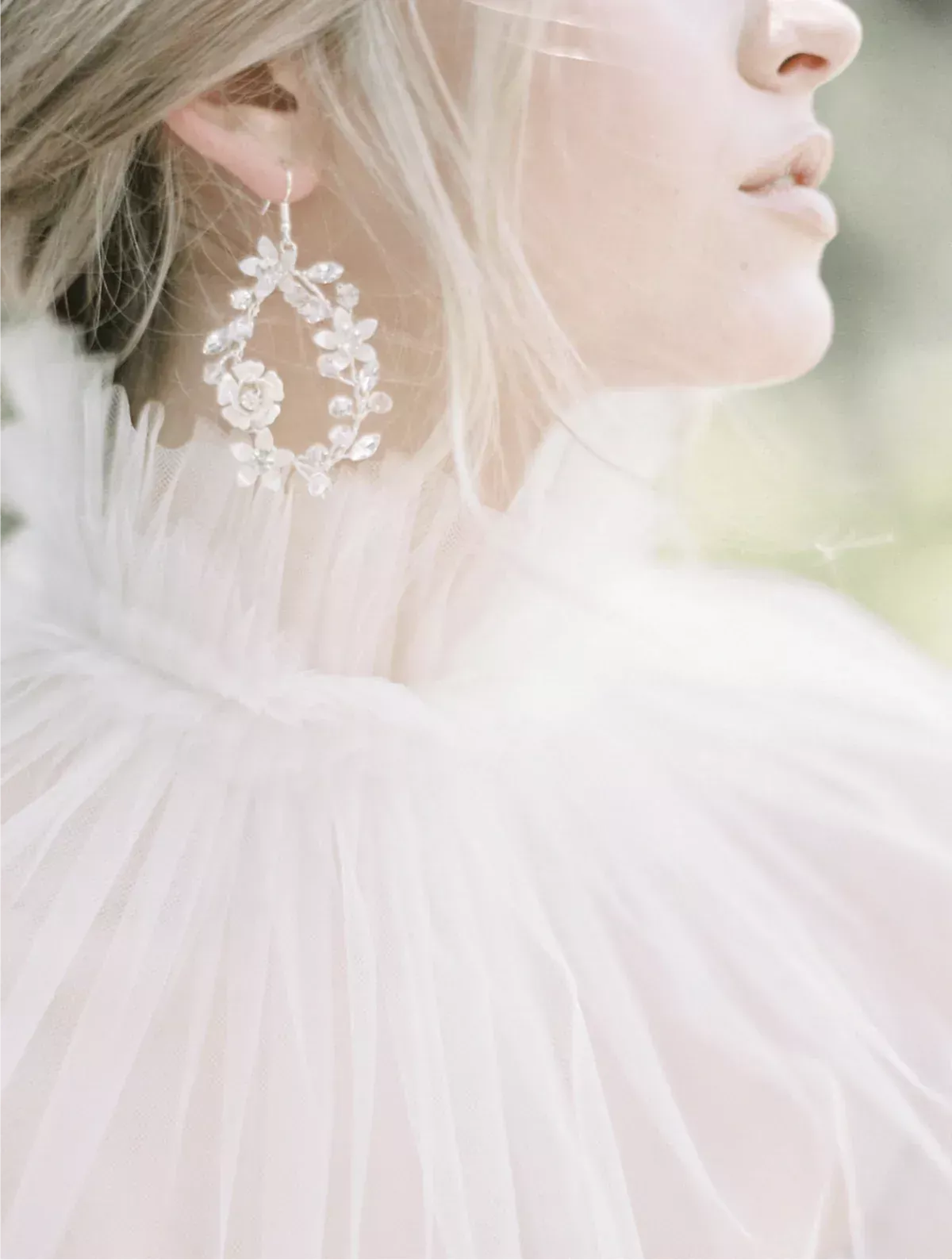 Floral drop earrings, ideal for a glam spring bridal look | wedding jewelry, bridal jewelry, fine jewelry, luxury jewelry, fashion jewelry, wedding gifts, bridesmaids gifts, bridal shower gifts, luxury bridal accessories, floral earrings, drop earrings, drop bridal earrings, bridal earrings, bridal look, bride to be, future bride, bridal things, bridal details, wedding outfit, bridal outfit, romantic bride, elegant bride, 2023 bride, 2023 wedding #bridetobe #bridaljewelry #bridalheadpiece Anne Barge, Couture Bridal Jewelry, Bridal Accessories, Bridal Jewellery, Fascinator, Wedding Boho, Wedding Jewelry, Ethereal Wedding, Romantic Bride
