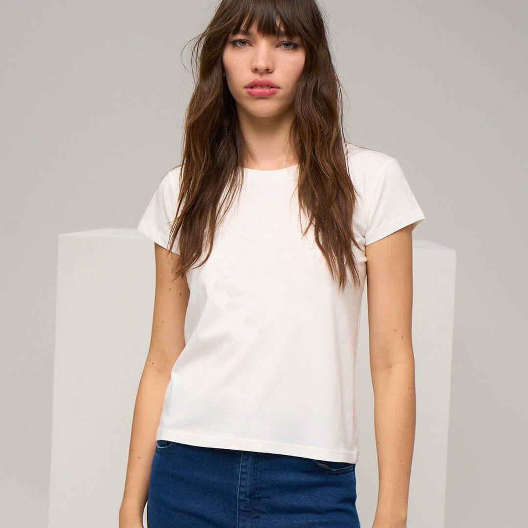 Remera confeccionada en jersey de algodón. Tiene escote redondo, calce holgado y etiqueta bordada Justa Osadia colores en espalda. Un básico ideal para tu ropero. Material:100% ALGODÓN Si tenés alguna duda con tu talle, si el modelo no está disponible en este momento, o falta alguna foto que necesites, escribinos por whatsapp para poder ayudarte con tu compra. 🤍 V Neck, Jersey, Women's Top, Products, Fashion, Skinny, Templates, Plunging Neckline, Budget