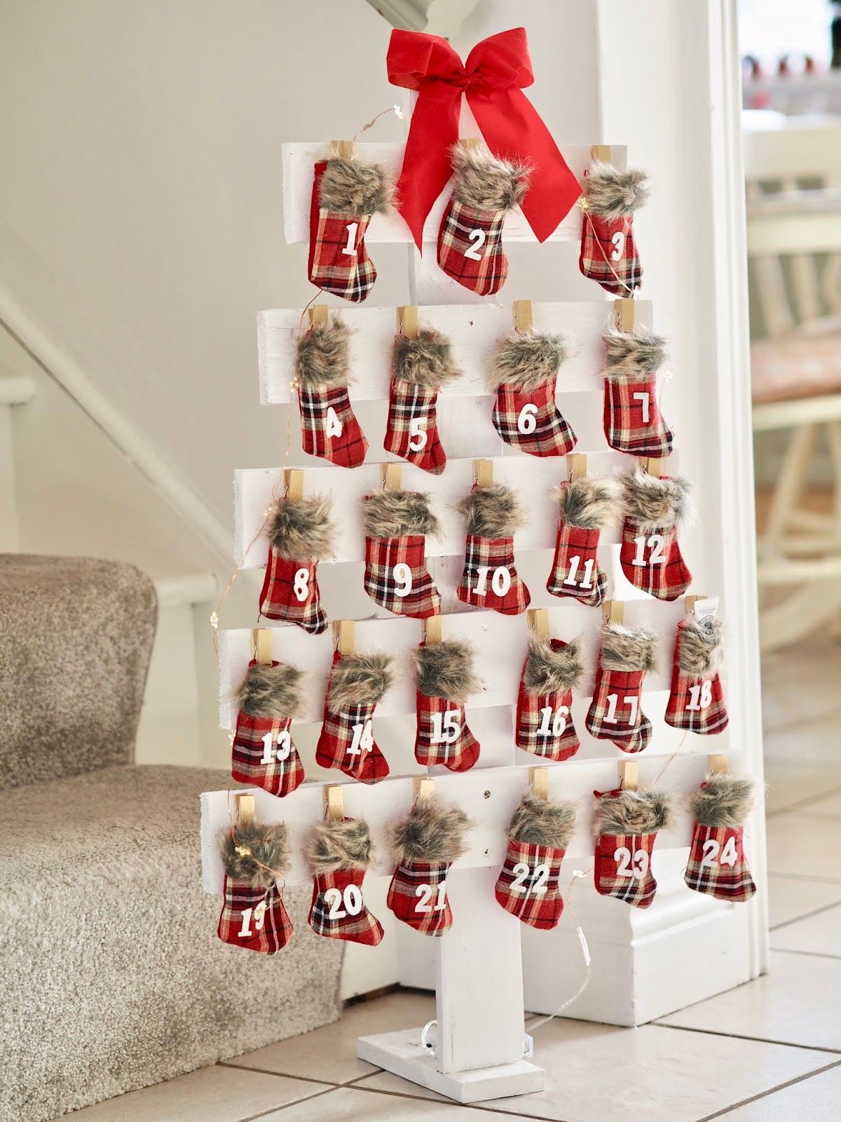 DIY Christmas tree advent calendar from palette wood | The dainty dress diaries Pallet Christmas Tree, Christmas Wood Crafts, Christmas Projects, Christmas Decor Diy, Christmas Holidays, Christmas Tables, Nordic Christmas, Christmas Stockings, Reindeer Christmas