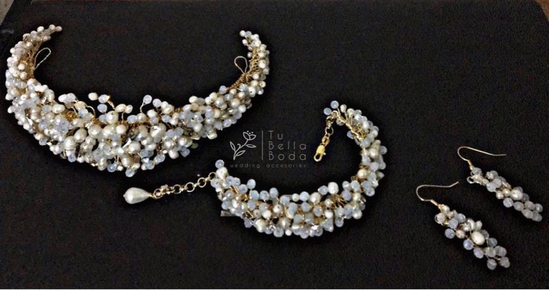 Tiara, pulsera y aretes