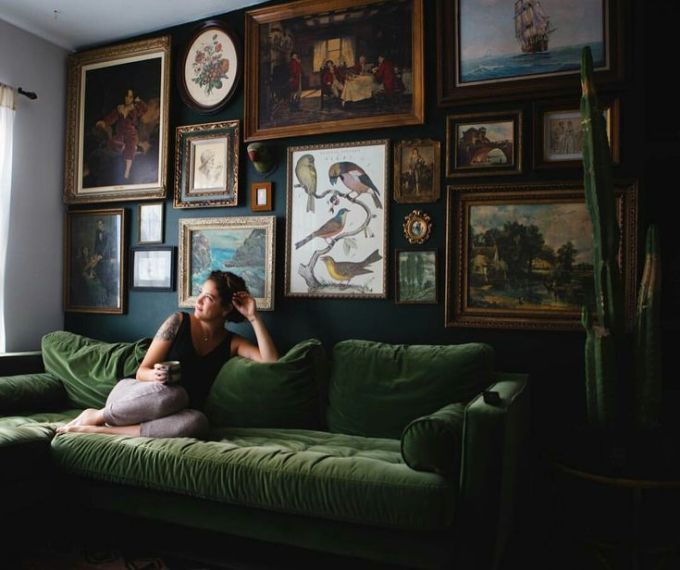 Dark Green Rooms, Living Room Green, Bedroom Green, Home Living Room, Dark Green Office, Dark Rooms, Dark Living Rooms, Dark Eclectic Living Room, Dark Home Office