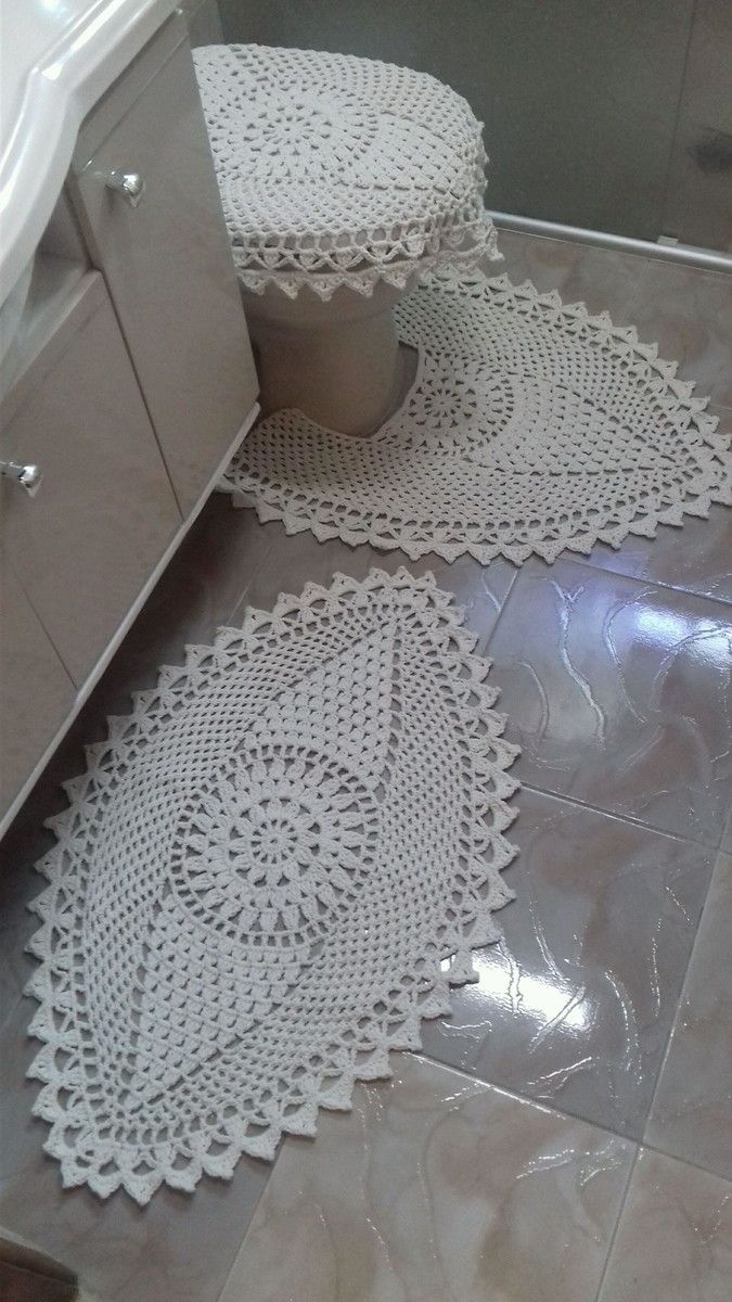 Tapetes de crochê feito em barbante na cor cru, esse jogo para banheiro contém 3 peças, sendo elas: Tapete para pia medindo aproximadamente 83 cm x 55 cm de largura, um para o vaso medindo 70 cm x 53 cm de largura, capa da tampa do vaso medindo 50 cm x 65 cm. (a parte interna da tampa do vaso é ... Crochet Placemat Patterns, Crochet Shawl Pattern Free, Crotchet Patterns, Doily Patterns, Crochet Patterns Amigurumi, Free Crochet, Crochet Mat, Crochet Edging, Crochet Doilies