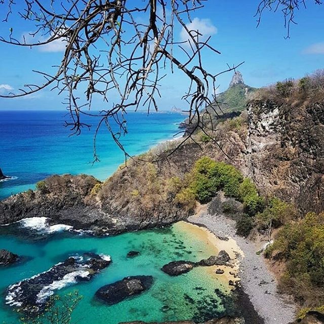Bom dia com essa vista linda pra te inspirar a vir com a gente pra Noronha . . . . . . #noronhese B...