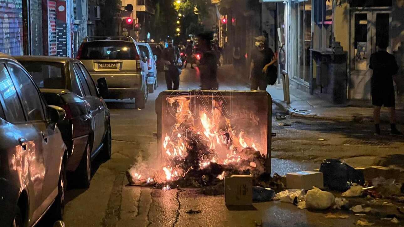 Ένταση επικρατεί αυτήν την ώρα στα Εξάρχεια μεταξύ αστυνομίας και διαδηλωτών που διαμαρτύρονται για την κατασκευή σταθμού του Μετρό. Από την πλευρά των συγκεντρωμένων εκτοξεύθηκαν πέτρες κατά δυνάμεων των ΜΑΤ που είχαν παραταχθεί στην πλατεία, με τους αστυνομικούς να απαντούν κάνοντας χρήση χημικών και βομβίδων κρότου-λάμψης.Αποπνικτική είναι η ατμόσφαιρα μετά τη ρίψη χημικών, με πολλούς να επιχειρούν να βρουν καταφύγιο σε καταστήματα της γειτονιάς.Τις τελευταίες ημέρες το κλίμα είναι τεταμένο σ Metro, Fireplace, Home Decor, Decoration Home, Room Decor, Home Interior Design, Home Decoration, Interior Design