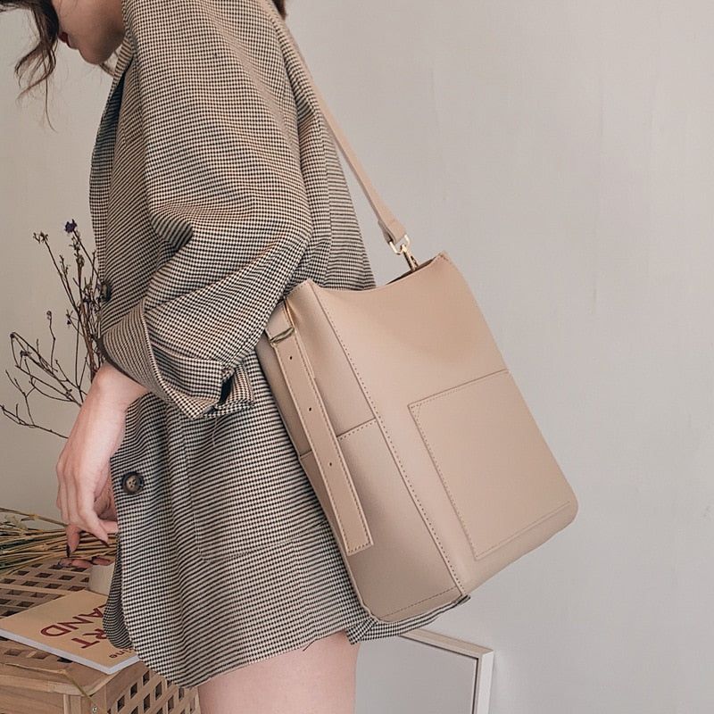 Brand Name: MR.YLLSShape: BucketHandbags Type: Shoulder BagsTypes of bags: Shoulder BagsOrigin: CN(Origin)Main Material: PUClosure Type: zipperHardness: HARDExterior: Silt PocketStyle: vintageModel Number: ZZ901Lining Material: PolyesterOccasion: VersatileGender: WOMENPattern Type: SolidNumber of Handles/Straps: SingleInterior: Interior Slot PocketItem Type: Handbags Casual Tote, Casual Outfits, Estilo Cool, Black Gift Bags, Fashion Bags, Fashion Outfits, Girly Bags, Branded Handbags, Leather Shoulder Bag