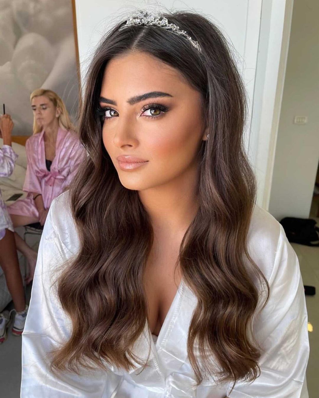 IRA SHTEIN MENDA on Instagram: “מזל טוב לעדן המהממת !!! איפור @liatginzborg שיער @ira_shtein_hairstyles . . . #haircu #riversidehairsalon #riversidecalifornia…” Bride Makeup Brown Eyes, Makeup Looks Blue Eyes, Glam Bride Makeup, Bridal Makeup For Green Eyes, Bridal Makeup For Brunettes, Boho Wedding Makeup, Bridal Makeup Natural, Bridal Hair And Makeup, Wedding Hair And Makeup