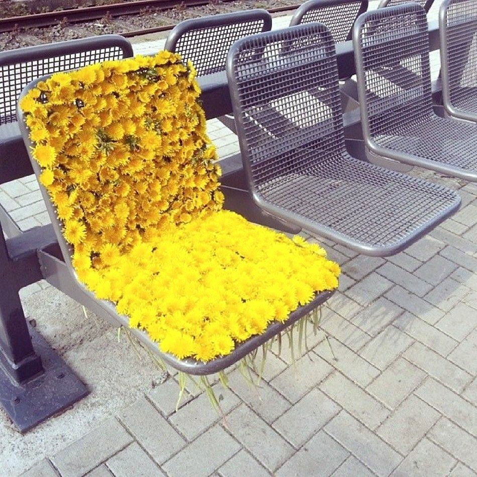 By #unknown #streetart #flowers