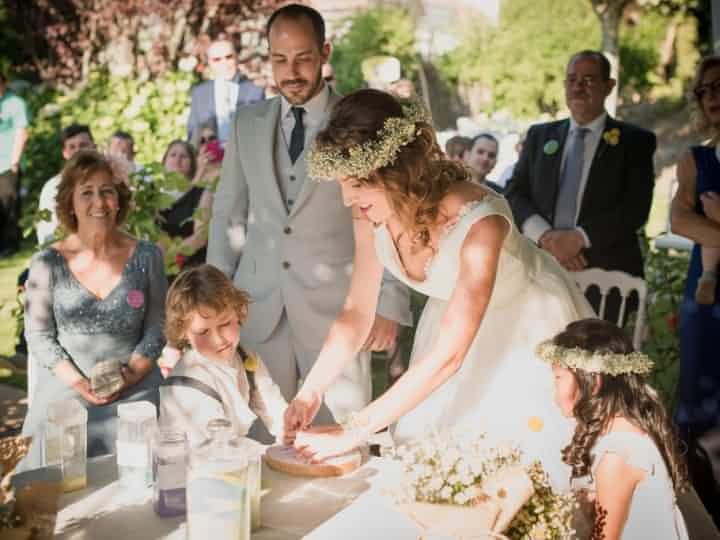 Las Bodas Civiles Suelen Ser Breves Y Algo Frías Por Lo Que Muchos Novios Deciden Organizar Una Ceremonia Más Personal Y E Boda Civil Lecturas Boda Civil Boda